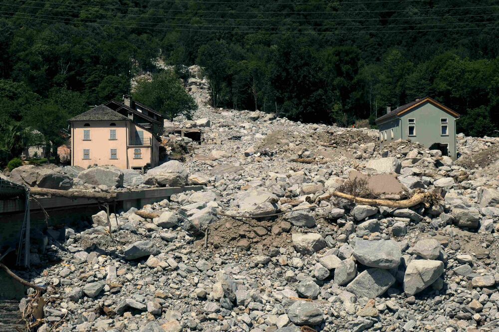 Am 21. Juni hatte Im Misox ein Unwetterereignis verheerende Folgen. Südlich von Lostallo GR wälzte sich ein Murgang durch den Weiler Sorte und hinterliess grosse Schäden und auch Todesopfer. Einzelne Häuser wurden komplett weggerissen.